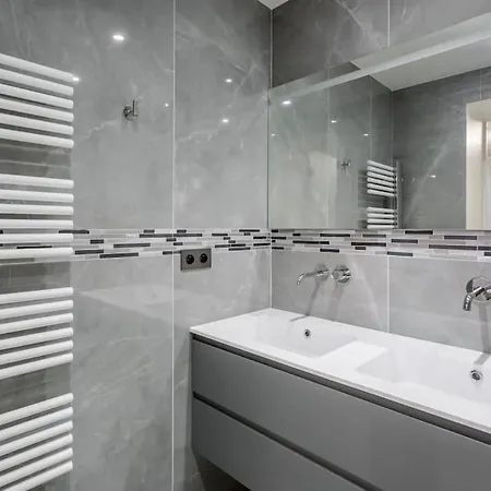 Wonderful Luxe Duplex, Eiffel Tower 8p * Paris